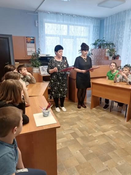 Вчера в нашем интернате прошел библиотечный час мужества "Дети блокадного Ленинграда".