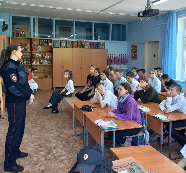 В рамках проведения профилактической работы по предотвращению правонарушений во время летних каникул среди обучающихся, воспитанников 5-6 классов была организована встреча с инспектором ПДН Осиповой Т.П..